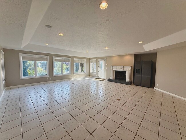 Building Photo - Garden Level in Luxury Home Available Now