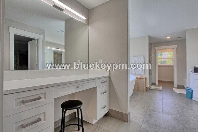 Building Photo - 3 Bed, 2.5 Baths Luxury Home Located Near ...