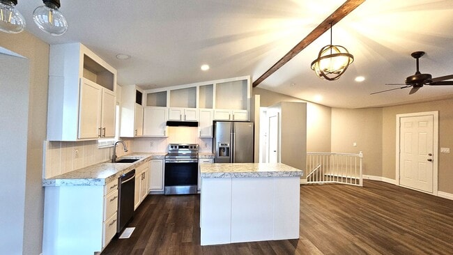 Building Photo - Beautiful Three Bedroom, Three Bathroom