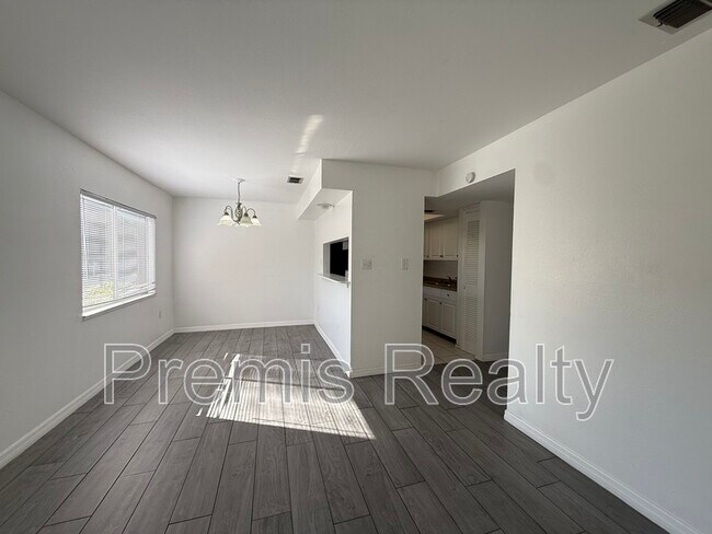 Building Photo - 1575 Greenlea Dr