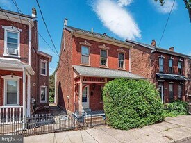 Building Photo - 43 Walnut St