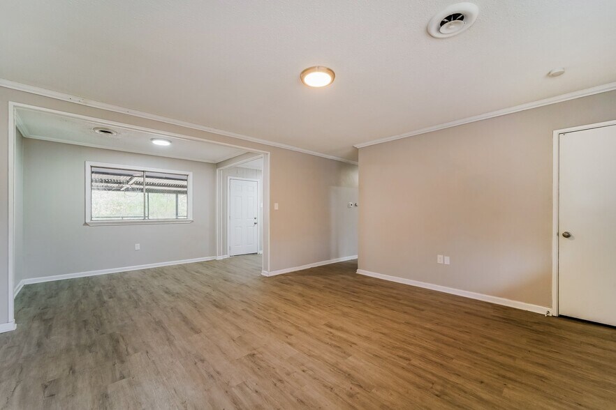 Building Photo - 3042 Meadow Forest Dr