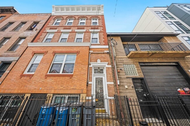 Building Photo - 303 3rd St