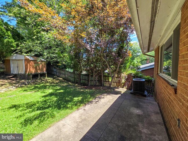 Building Photo - 305 Hillsboro Dr