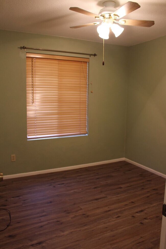 Building Photo - Central Mesa - No HOA with 3 bedrooms