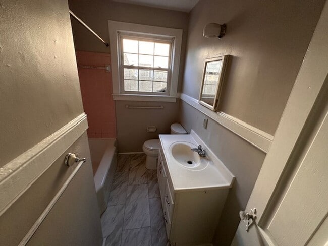 Building Photo - Move In Special! Cute Rosewood Bungalow