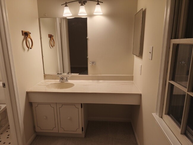 Building Photo - McLean Park Haven: Serene Living in a Tran...