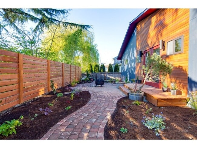 Building Photo - Incredible 3 Bed 2 Bath Madrona Home for L...