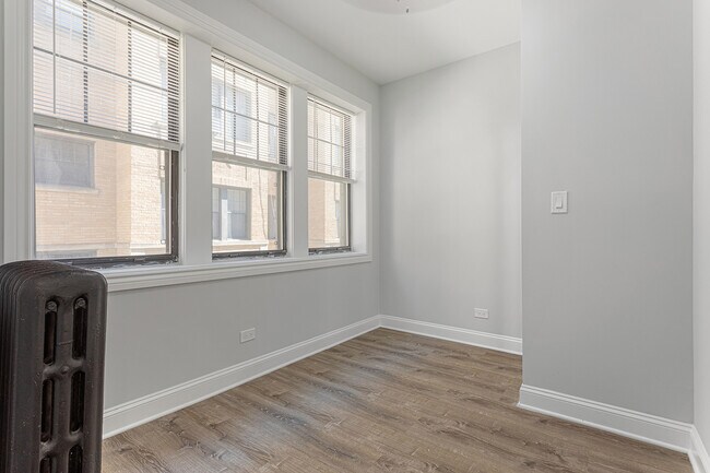 Building Photo - 7620 N Eastlake Terrace