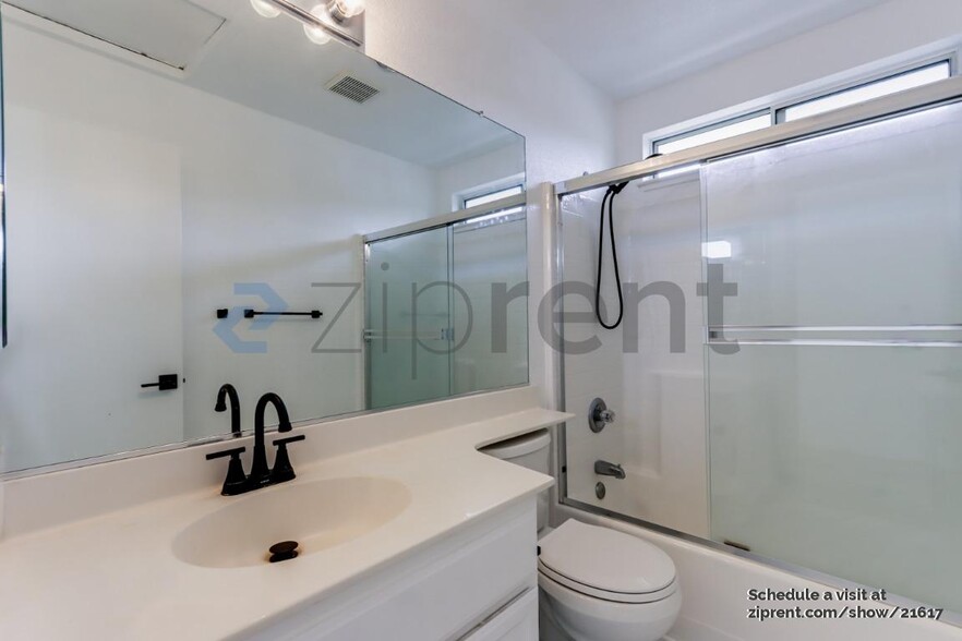 Building Photo - 741 Vinca Ct