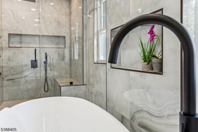 Building Photo - 648 E Broad St