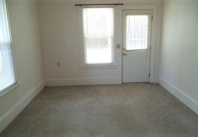 Building Photo - Country Living Rental located just off Int...