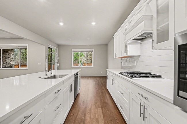 Building Photo - 4 bed 2.5 bath spacious home available for move in NOW