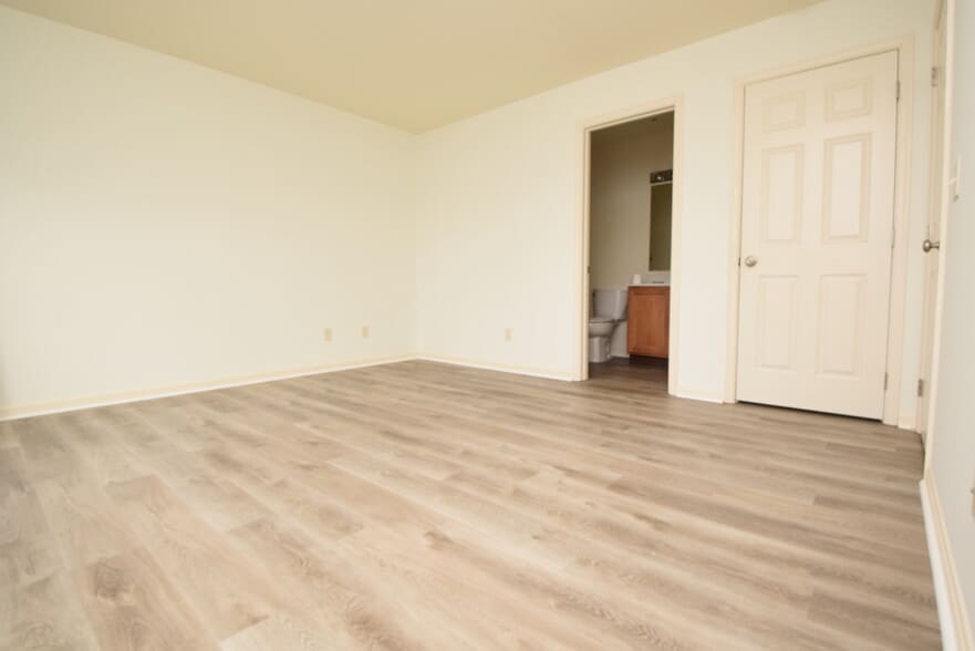 main bedroom with bath entry - 309 Putnam St