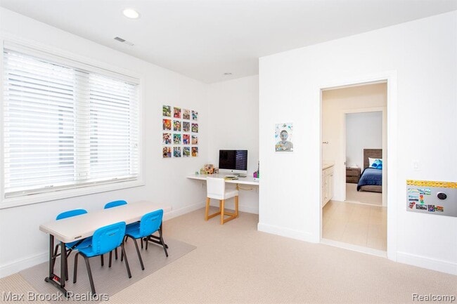 Building Photo - 25925 York Rd