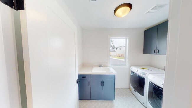 Building Photo - *Contemporary Home, Stylish Luxury, Centra...