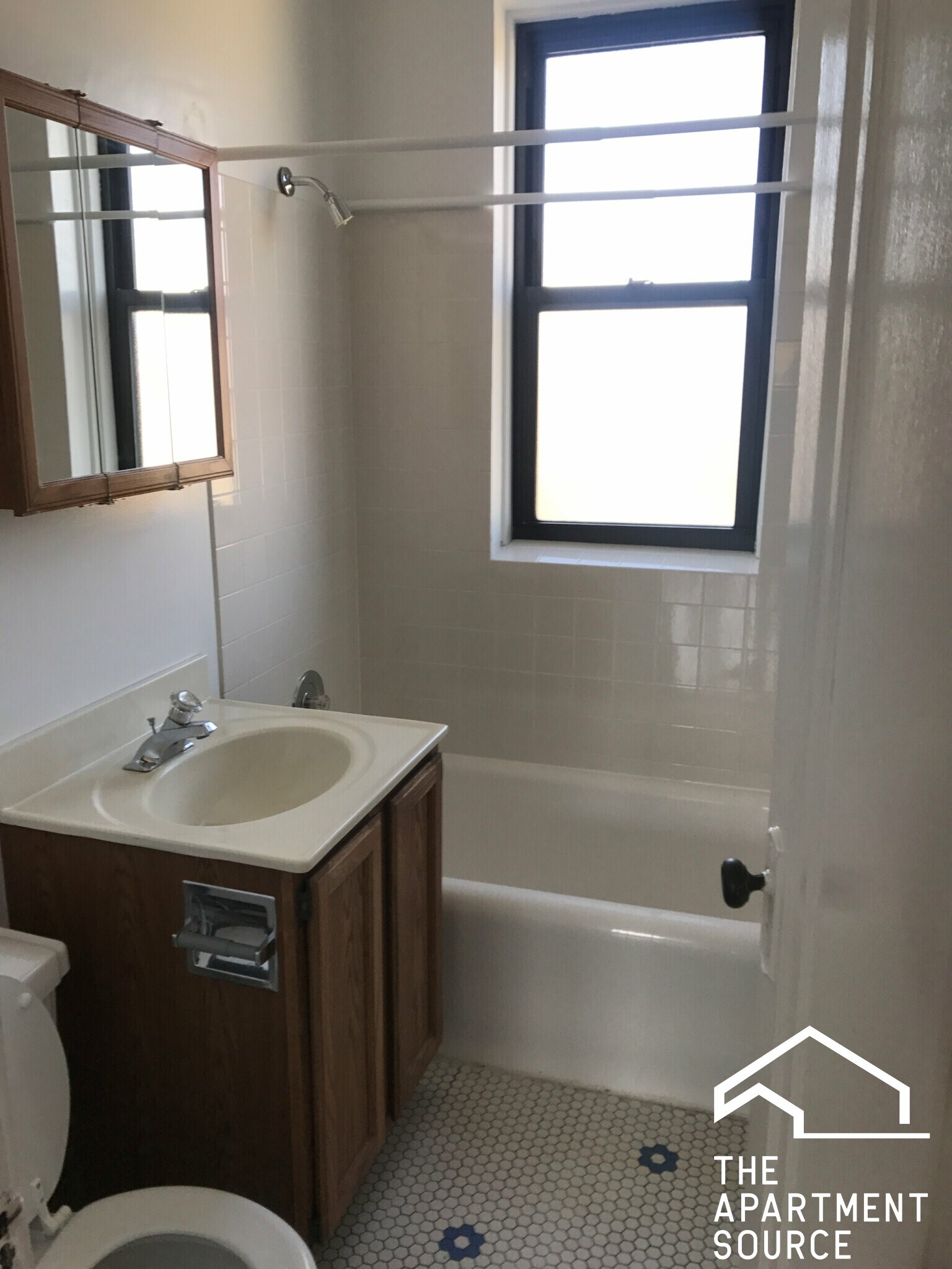 Building Photo - 1913 W Larchmont Ave