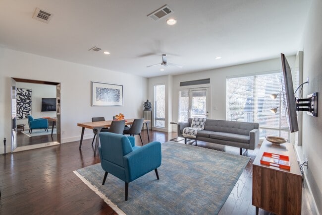 Building Photo - 2 Bed Option in East Dallas Townhome off Greenville Lakewood Neighborhood