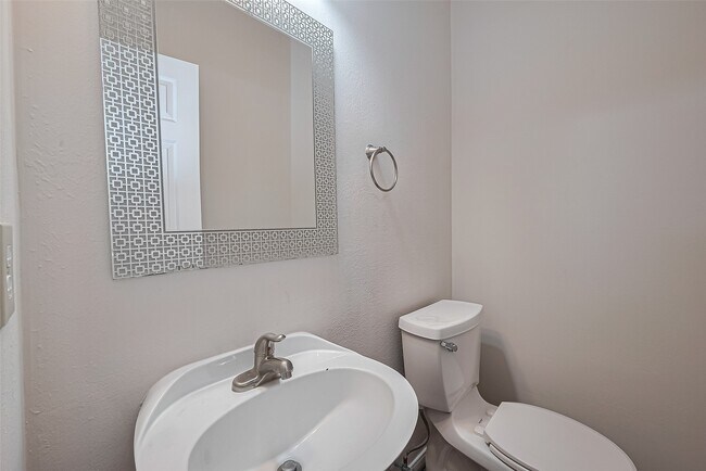 Building Photo - 1327 W Forest Dr