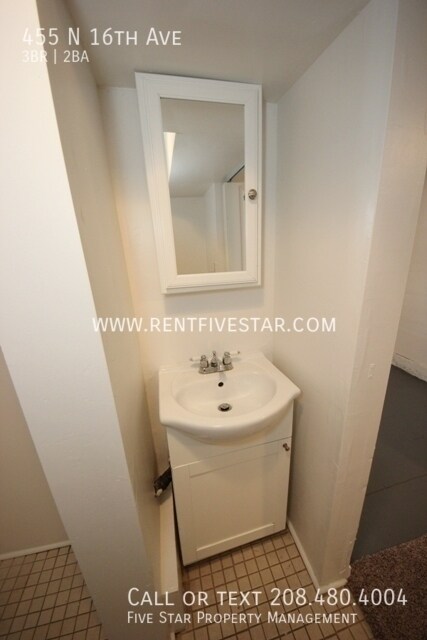 Building Photo - 3 Bedroom Home Available in the University...
