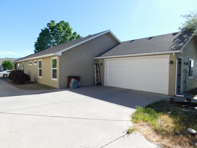 Building Photo - Ranch in Fruita