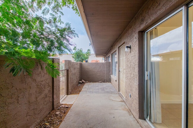 Building Photo - 925 W Peoria Ave