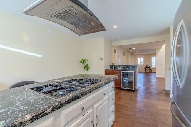 Building Photo - 350 6th St