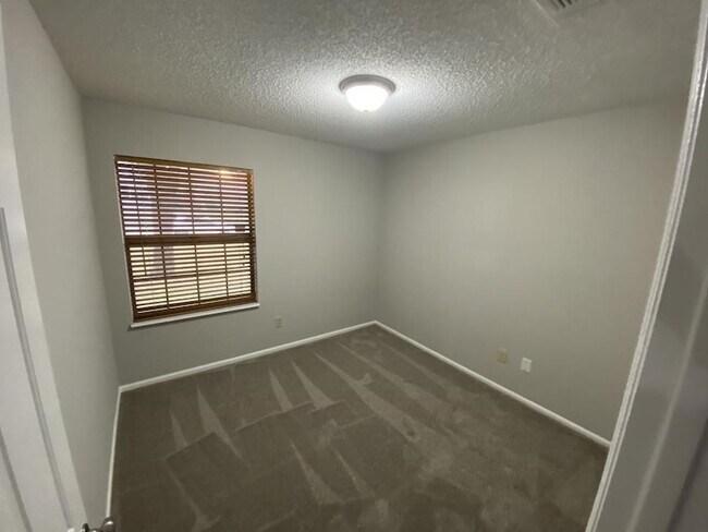 Building Photo - 1105 Montclair Dr