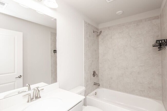 Building Photo - 3 story townhome in a great location in Chamblee