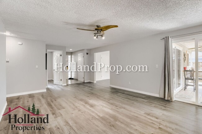 Building Photo - Single level, newly remodeled, in a great Hillsboro location