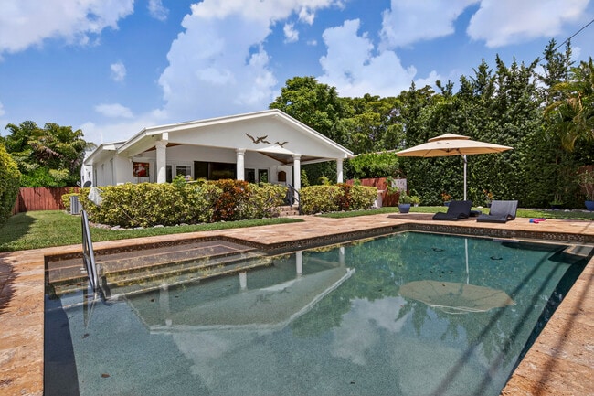 Building Photo - 510 NE 8th Ave