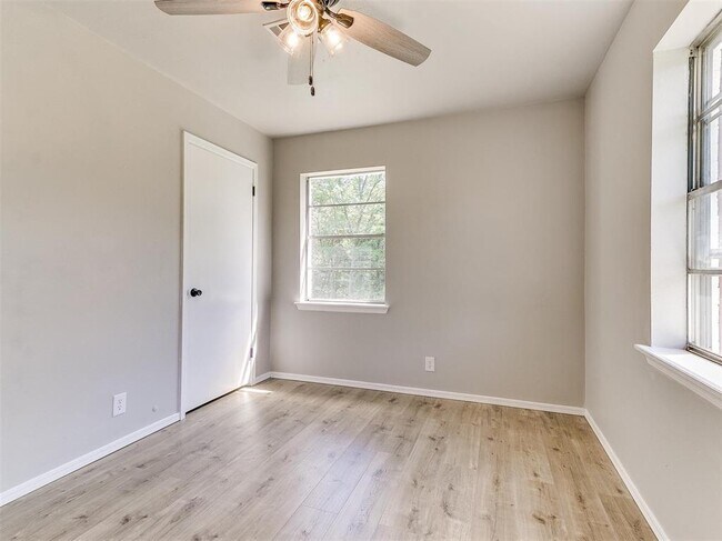 Building Photo - 502 N Oak St