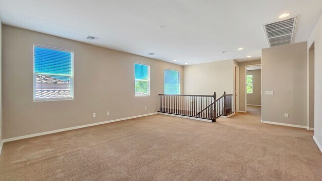 Building Photo - Upgraded kitchen and lots of sq ft in Verrado!