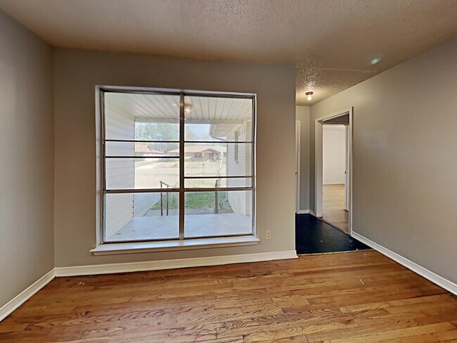 Building Photo - 873 Beverly Dr