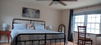 Master BR king-sized bed - 705 Elsom St