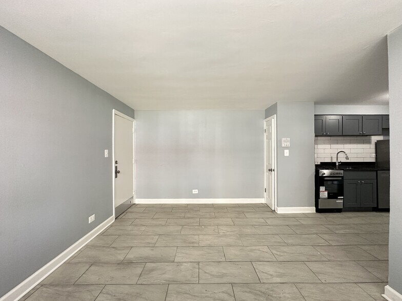 Building Photo - 6725 N California Ave