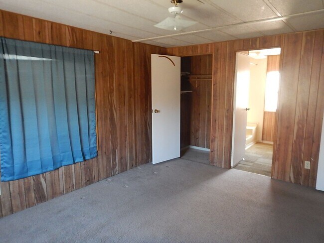 Building Photo - 2 Bedroom Manufactured on South End of Prineville, Close to Hospital - Available Mid May!