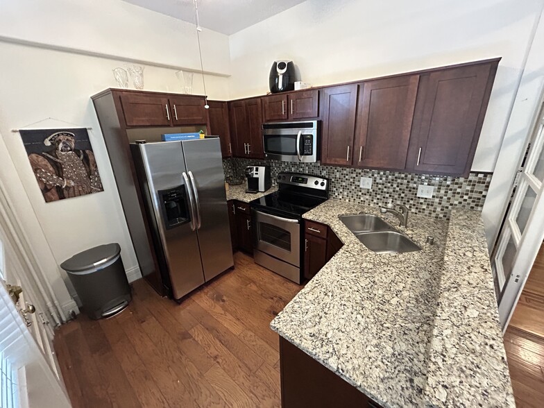 Fully Equipped Kitchen - 1228 Cherokee Rd