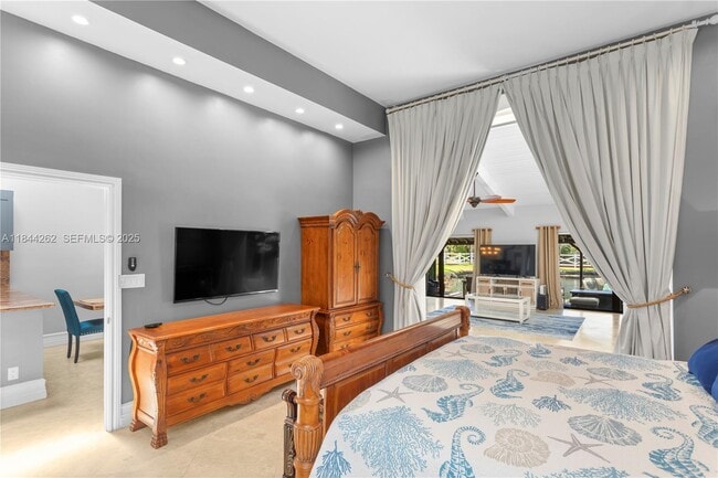 Building Photo - 2665 Parkview Dr S