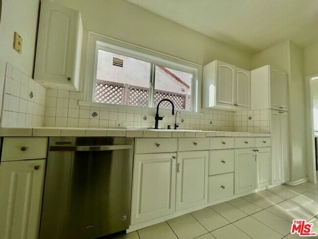 Building Photo - 459 S Holt Ave