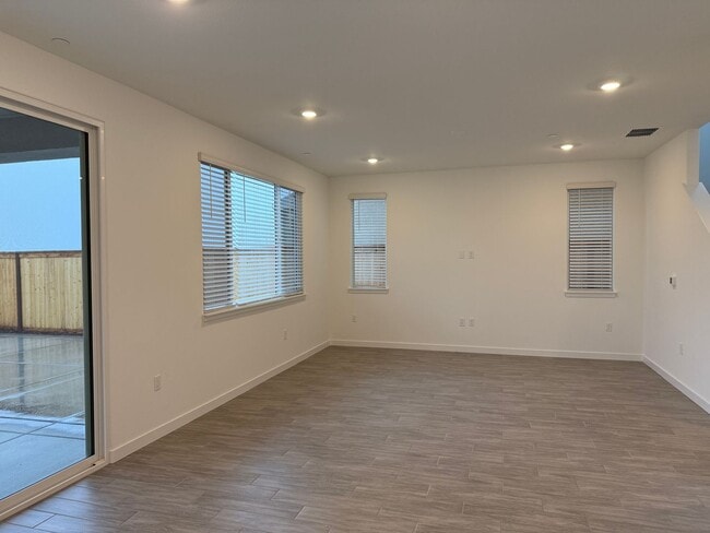 Building Photo - Beautiful 3 bed /2.5 bath Waiting For You!  SOLAR!!  Please read entire ad for viewings!