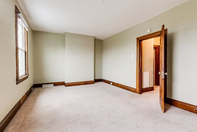Building Photo - 405 Edgemont St
