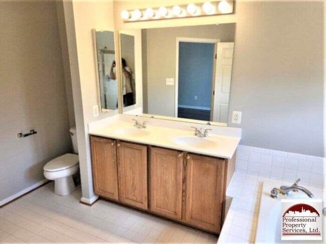 Building Photo - Luxury Townhome!