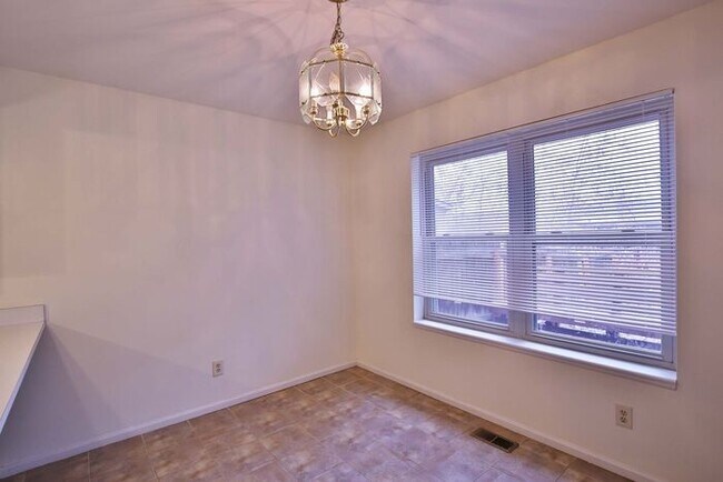 Building Photo - 3 Bedroom, 2.5 Bath Townhome