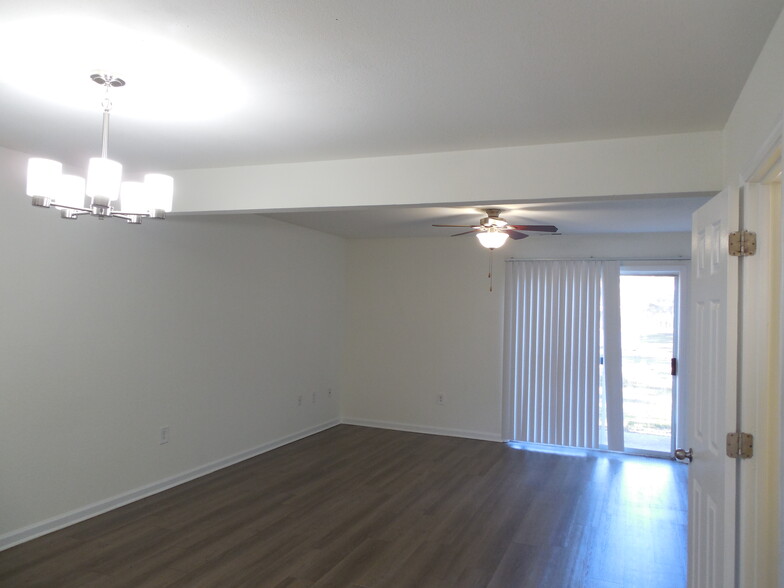 Vast living and dining space - 1163 Fords Pointe Cir