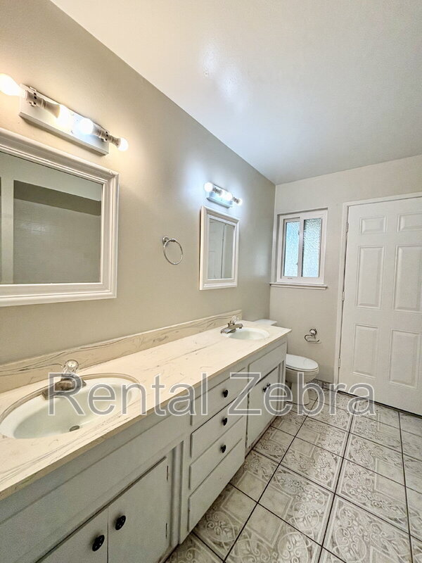 Building Photo - 3047 Bedford Dr