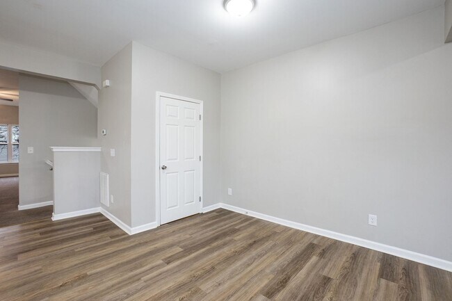 Building Photo - Beautiful Townhouse w/ 1st Floor Bedroom