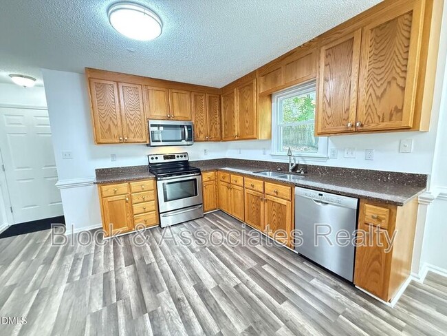 Building Photo - 401 Holly Berry Ln