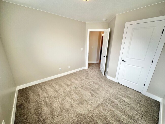 Building Photo - Desert Hills Gem!