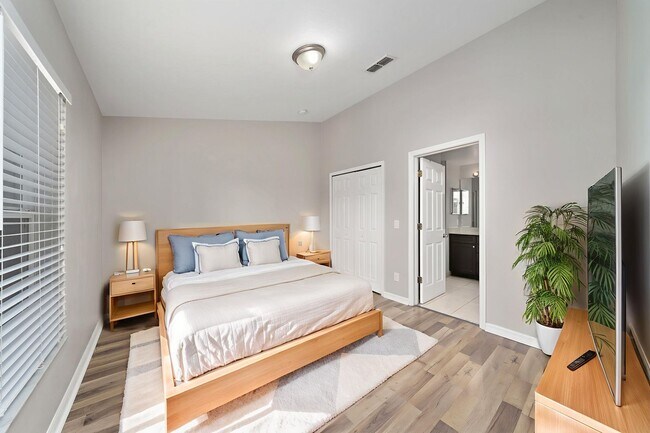 Building Photo - Beautifully Remodeled 3 Bedroom in Regent Park